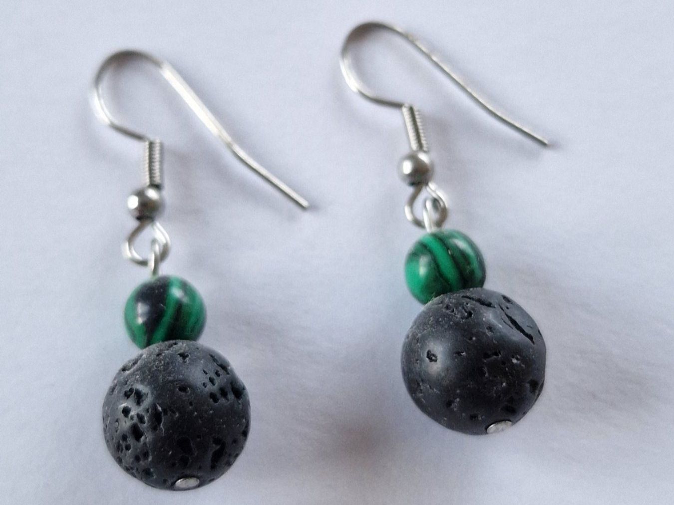 Ohrringe & -stecker: Vulkanlava und grüne Jade – Neu und originalverpackt aus Widnau von Marakumba
