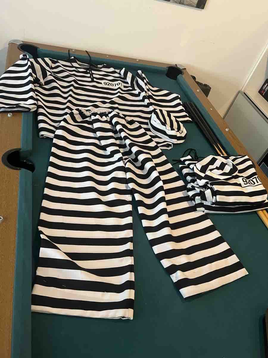 Kostüme: 2x Gefängnis Kostüm gestreift – Gebraucht aus Boningen von LAZ