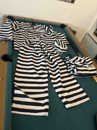 2x Gefängnis Kostüm gestreift