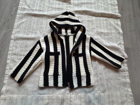 Warme Strickjacke mit Kapuze, Schwarz/Weiss, Gr. 98