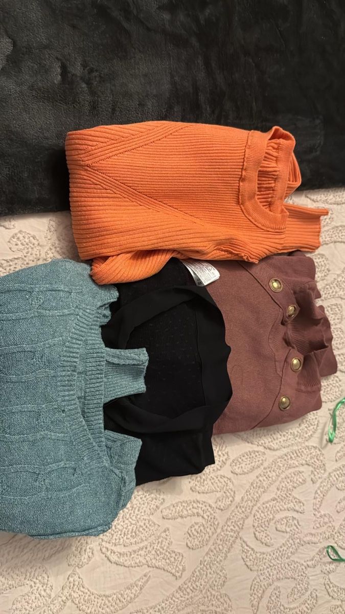 Kleiderpakete: Lot de 4 pulls femme, tailles S/M – Gebraucht aus La Chaux de fonds von car_f9yg