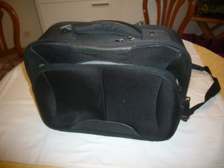 Laptoptasche schwarz mit Gebrauchsspuren am Handgriff