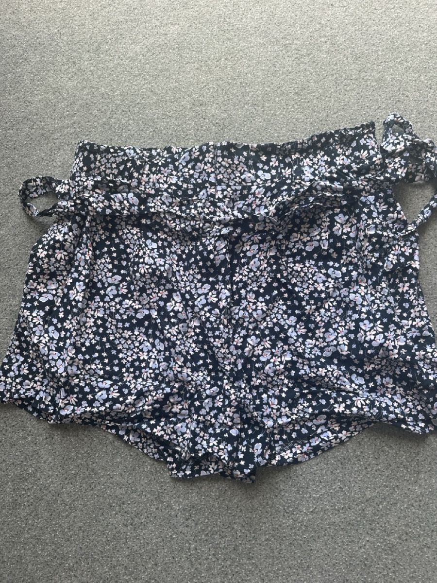 H&M Pantalons: Shorts mit Blumenmuster, 42 – D'occasion à Wangen SZ par futura14
