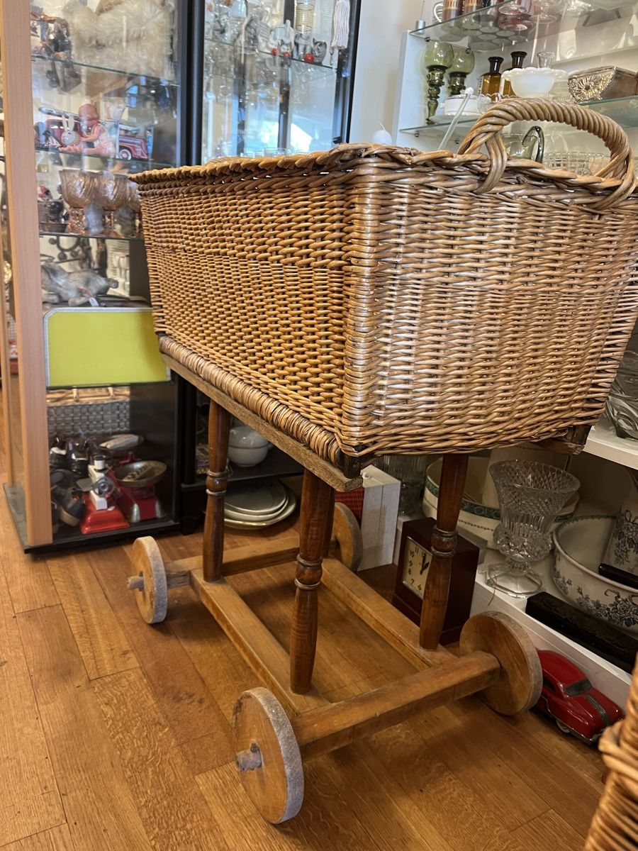 Cesti per biancheria: Wäschekorb auf Rädern, Weidengeflecht, Shabby Chic – Usato da Wangen an der Aare venduto da jonas6710