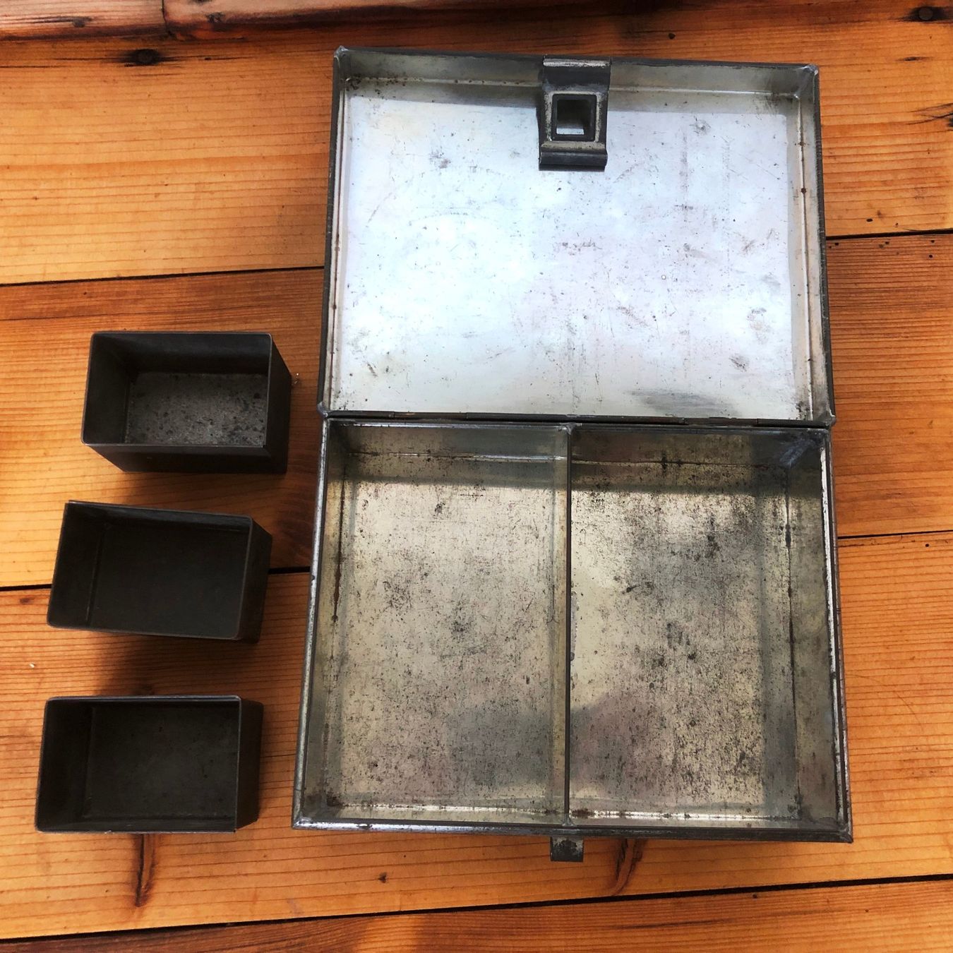 Registratore di cassa: Antiker Blechdose, Box Aufbewahrungsbox aus Eisen – Usato da Arisdorf venduto da Liquidus 5