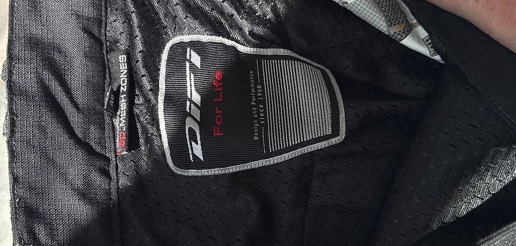 Pantalons: DIFI Motorradhose Gr. 48 mit SAS-TEC Protektoren – D'occasion à Walenstadt par Manow3 3
