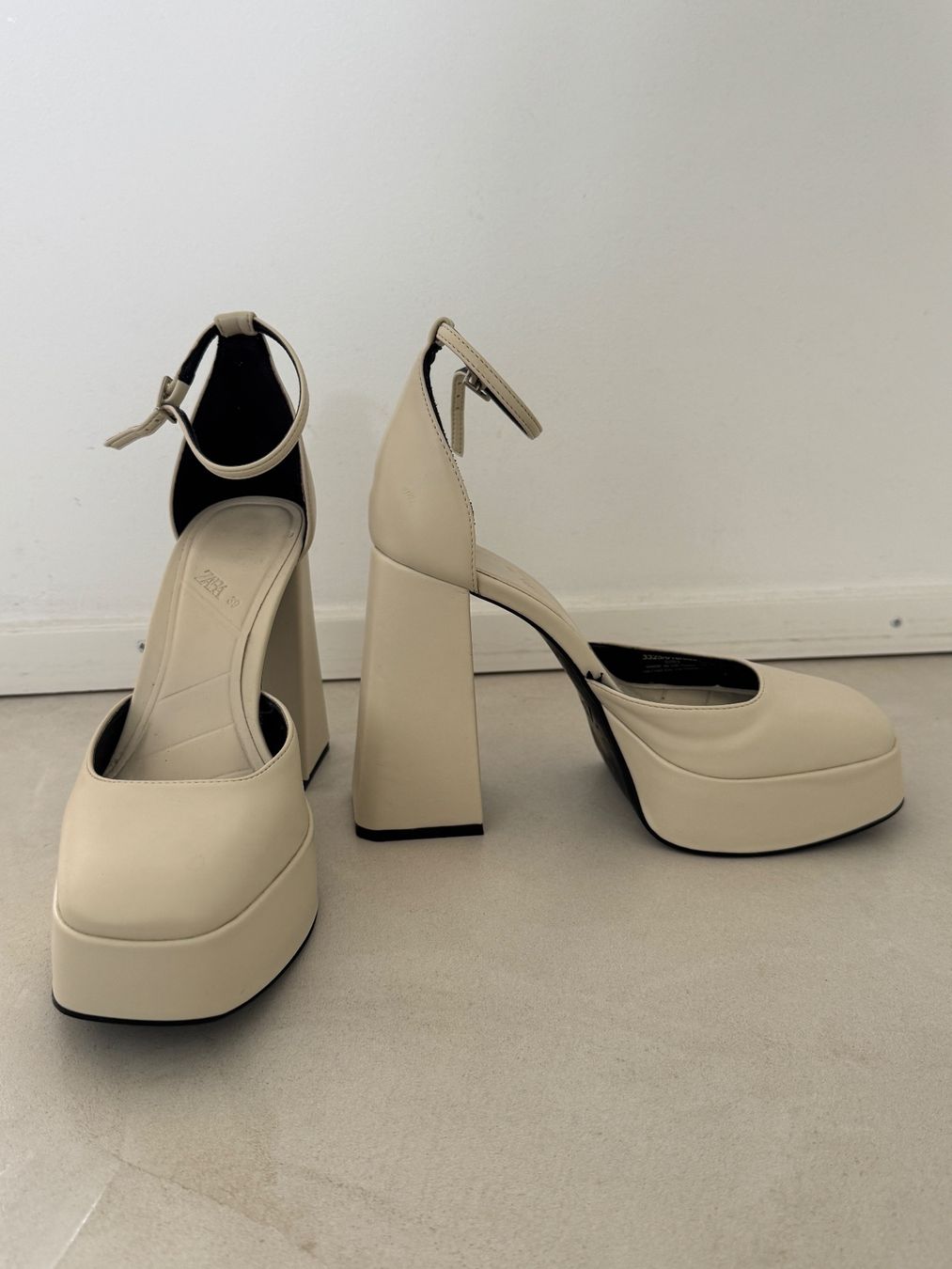 Zara Scarpe da donna: Chaussures à talons compensés blanc crème – Usato da giffers venduto da sev_c9x9