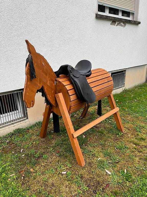 Articoli in legno: Holzpferd ohne Ledersattel – Usato da Wattwil venduto da Gpunto