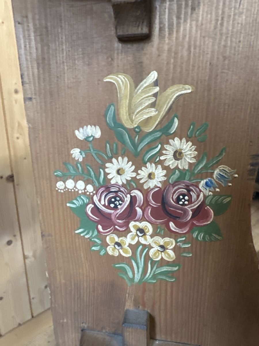 Scaffali: Antikes Wandregal mit Blumenmalerei – Usato da Baar venduto da Hillsboro 1