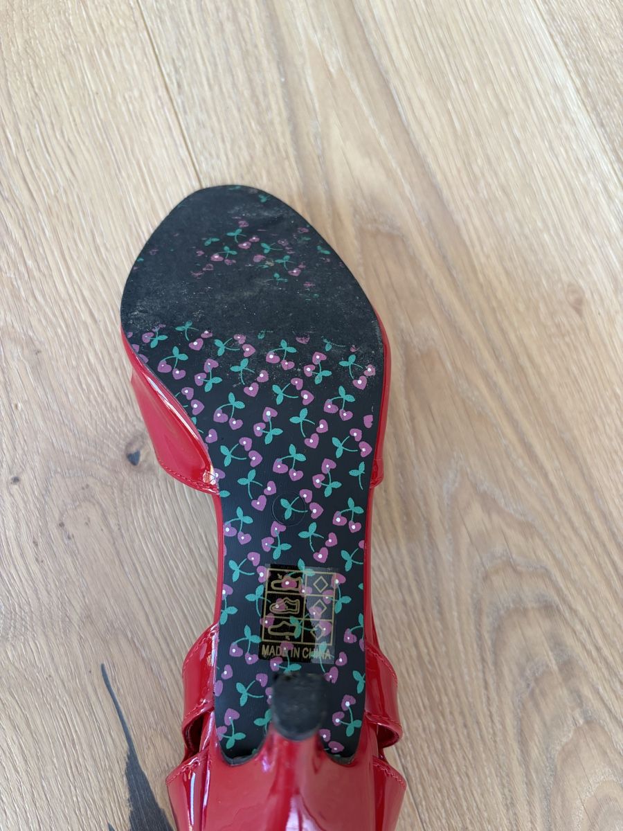 Scarpe da donna: Rote retro Pumps mit Kirschen, Grösse 40, 1x getragen – Usato da Muntelier venduto da a_g_6bw2 2