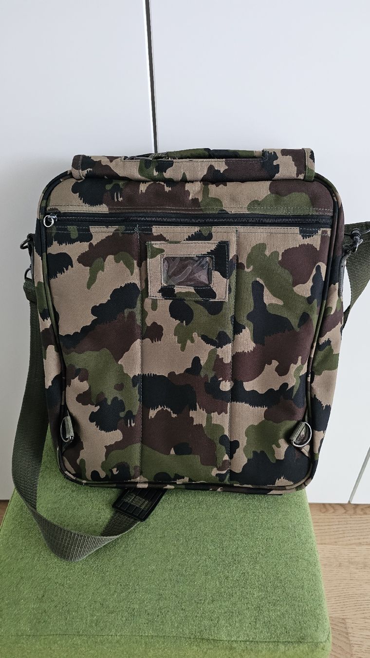 Schweizer Armee Zaini: Schweizer Armee Tasche mit integrierten Rucksacktragriemen. – Usato da Dübendorf venduto da hirschi2407 2