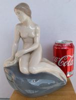 Porzellan Figur Junge Frau auf Stein guter Zustand