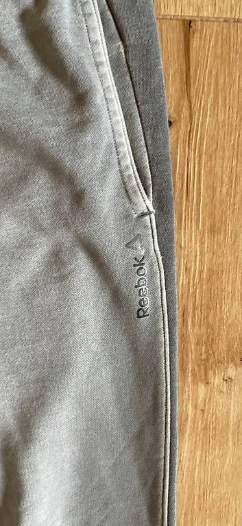 Reebok Pantaloni: Reebok Trainerhosen Grösse M – Usato da Iffwil venduto da kuh_nj9w 1