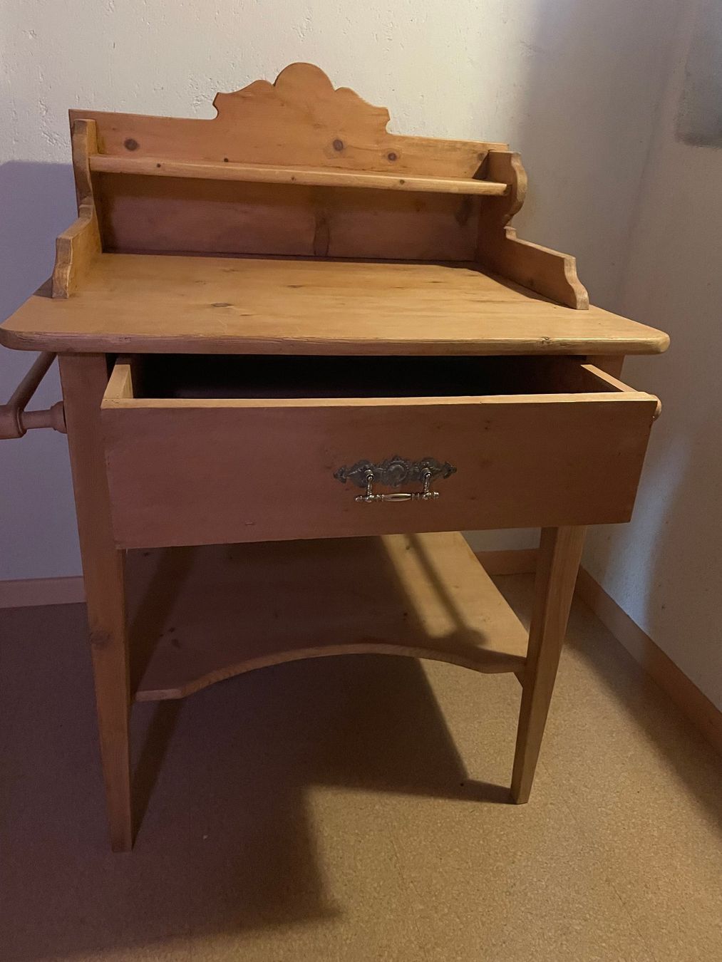 Commodes: Antikes Holzmöbel mit Schublade – D'occasion à Hausen am Albis par Werk3