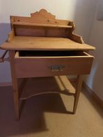 Antikes Holzmöbel mit Schublade