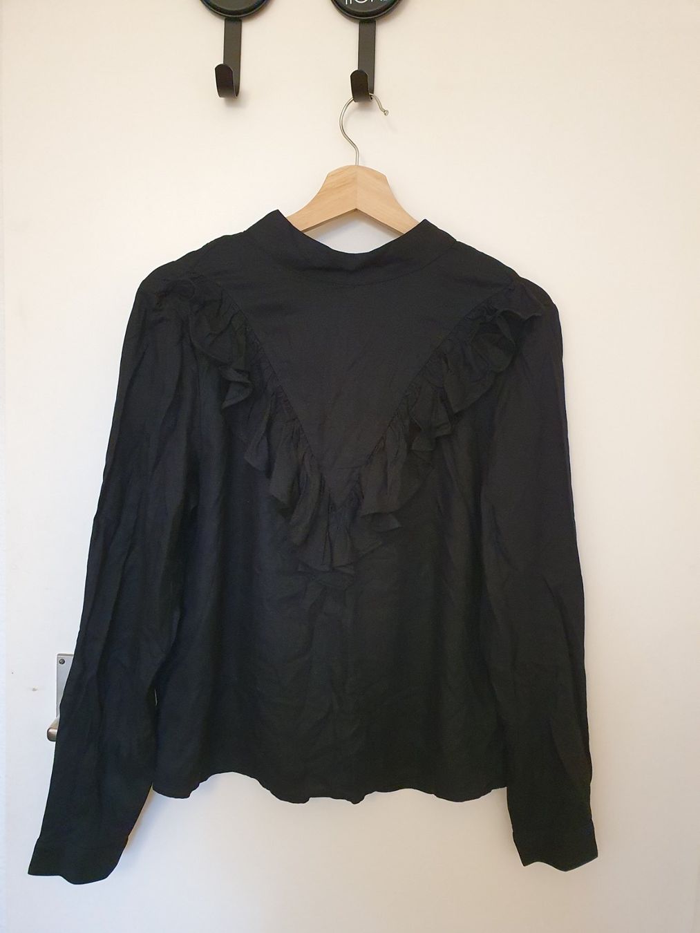 Monki Blusen: Camicia nera MONKI con volant, taglia S. Nuova – Neu (gemäss Beschreibung) aus Langnau am Albis von dav_n72f