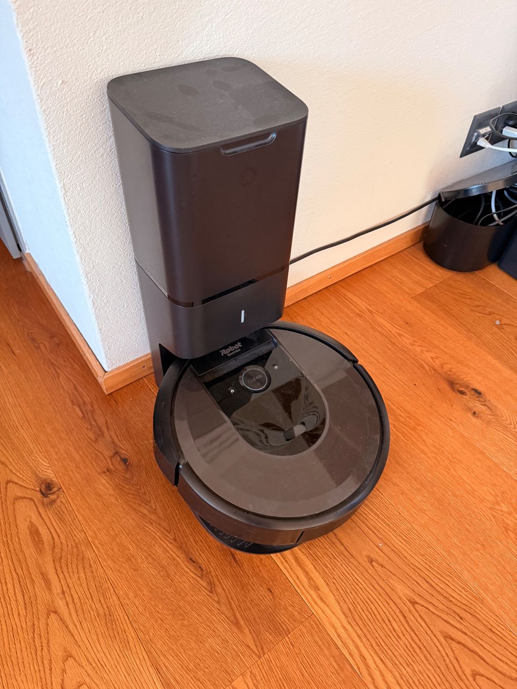 Irobot Aspirateurs & Accessoires: iRobot Roomba i7+ mit Clean Base – Défectueux à Einsiedeln par ReusingIsBetter 1