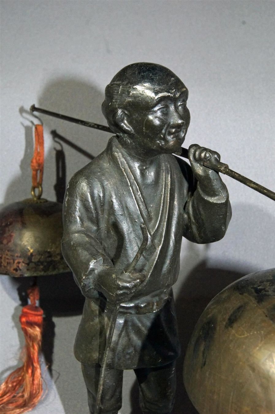 Statuette: Gong-Träger oder -Verkäufer mit 3 Gongs - Kuriose Figur – Nuovo e nell'imballaggio originale da Geroldswil venduto da ARTEFACTO 6