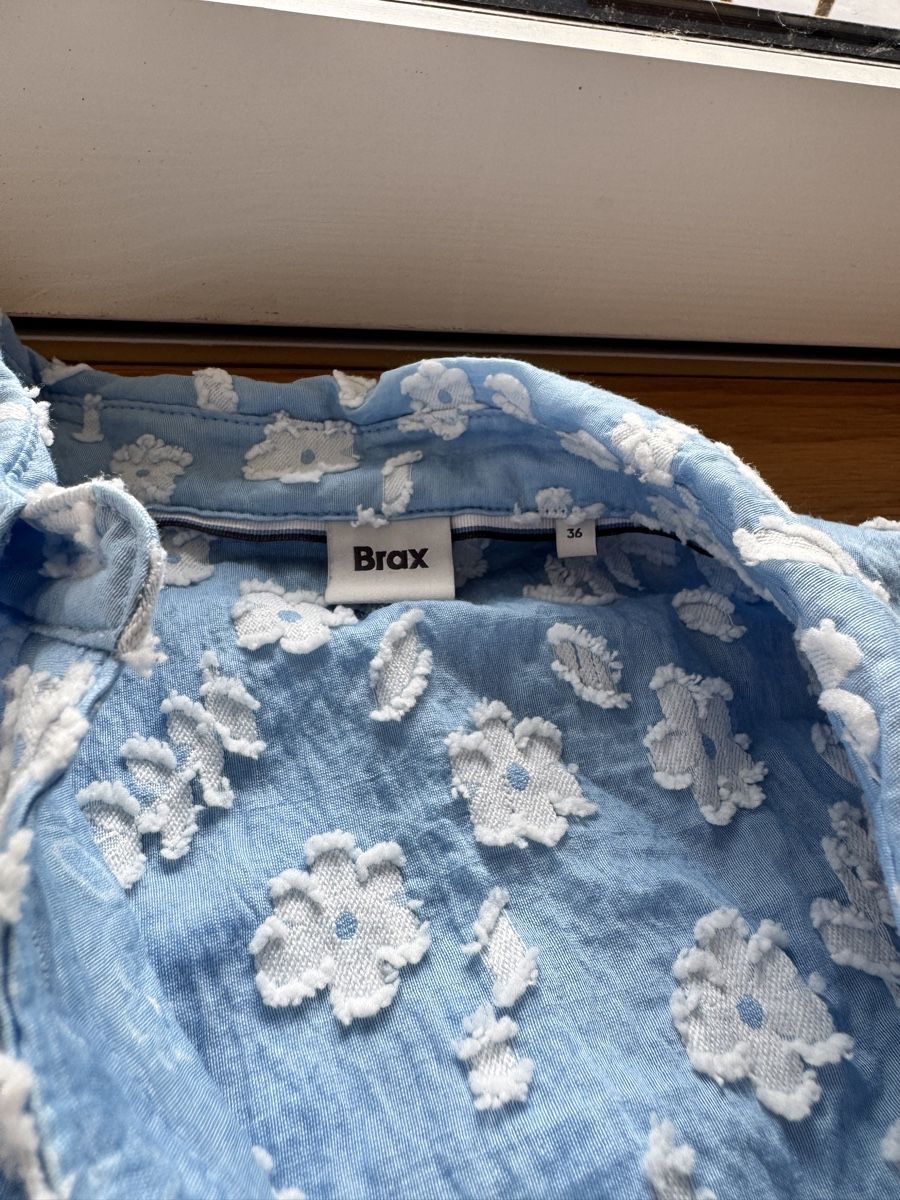 Blusen: Bluse kurzarm hellblau Grösse 36 floral 3D Effekt – Gebraucht aus Birrwil von Annaluna 2
