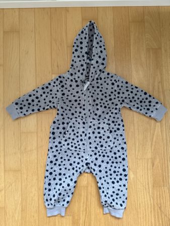 Baby Anzug Gr. 74  Fleece Grau/gepunktet