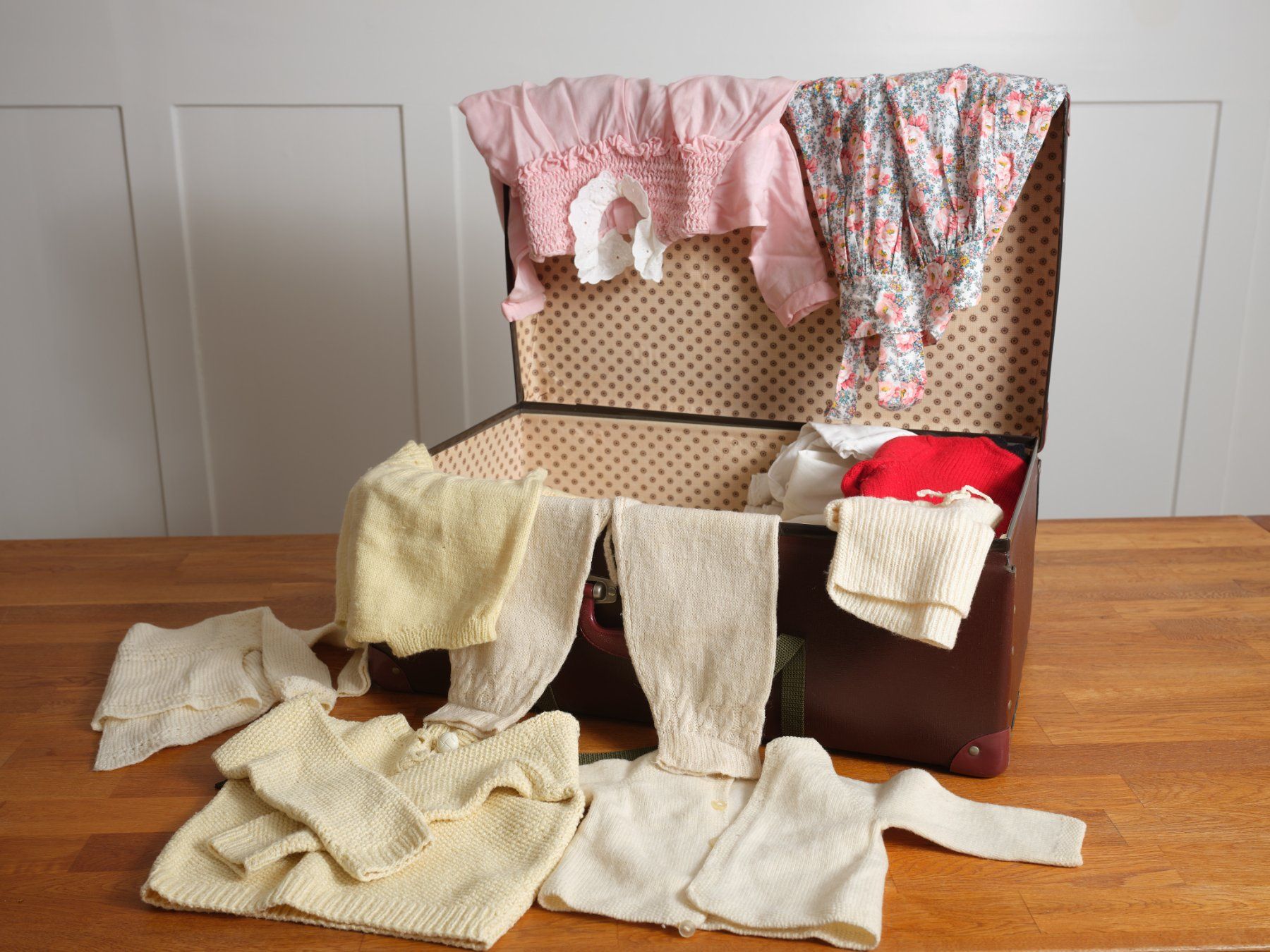 Lotti & Set di vestiti: Nonnas Kinderkleiderkoffer – Usato da Horgen venduto da gpu-master