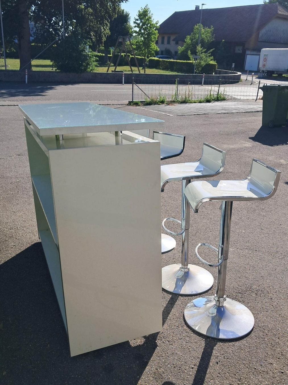 Ladenausstattungen & Messebau: Bar mit vier Barhockern – Gebraucht aus Olten von UA20 3
