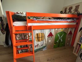 Lit mezzanine enfant orange avec rideau château.