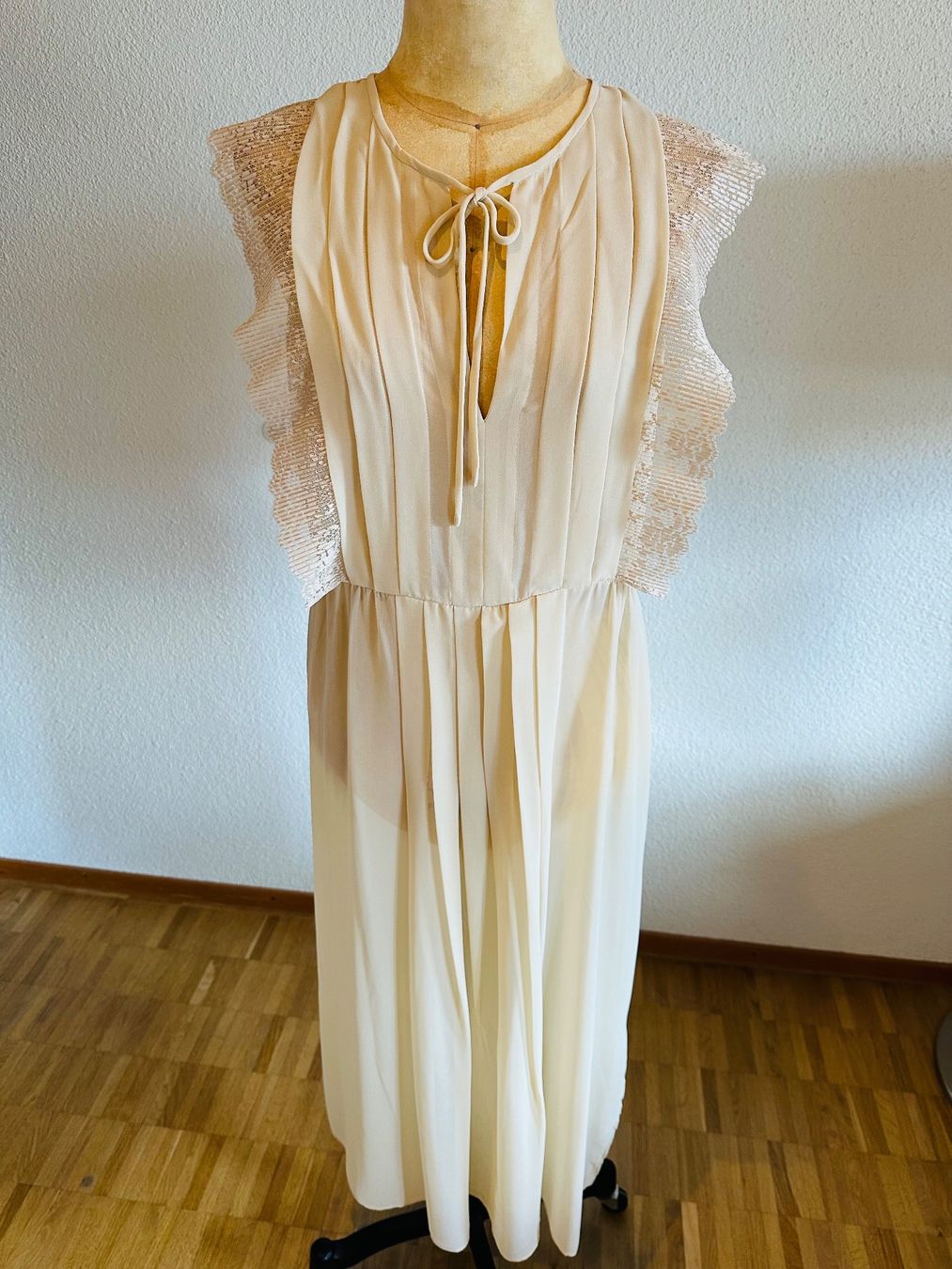 Sandro Vestiti: Sandro Kleid- Beige gr. 38 – Nuovo (secondo la descrizione) da Bern venduto da Marie_B21 1