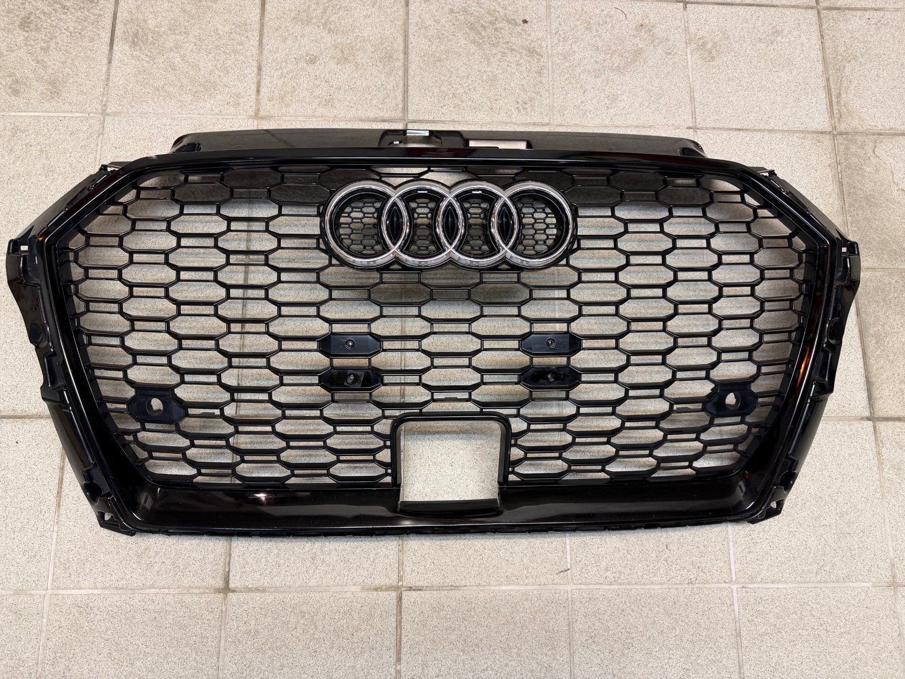 Audi Tutti pezzi di ricambio auto: Calandre Audi A3 année 2020 Noir Brillant – Usato da Trélex venduto da jd550spyder