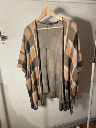 Schöner Poncho/Umhang im Karomuster, Gr. S, ONLY