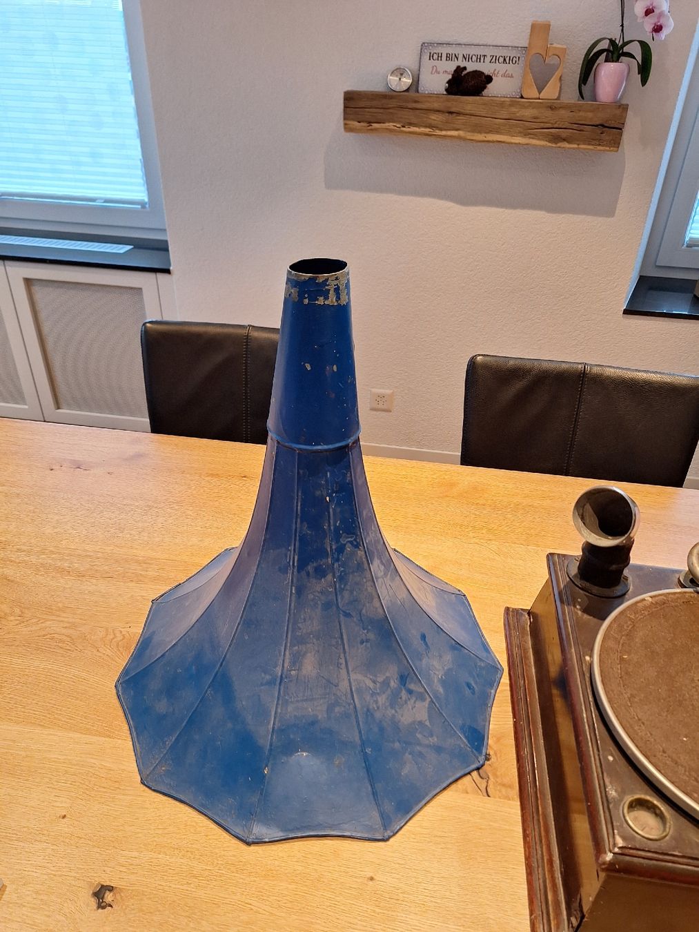 Plattenspieler: Antiker Grammophon mit Trichter und Schellackplatten – Gebraucht aus Wolfhausen von rkr_hbw9 3