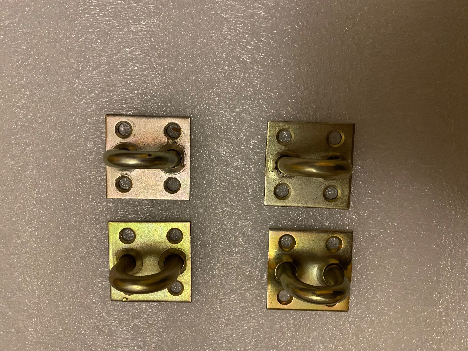 Ferramenta: 2 Fensterriegel 4 Oesenplatten – Nuovo (secondo la descrizione) da Berg TG venduto da Electrolux23 2