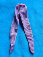 Pantalons à rayures pour poupées roses et bleues.