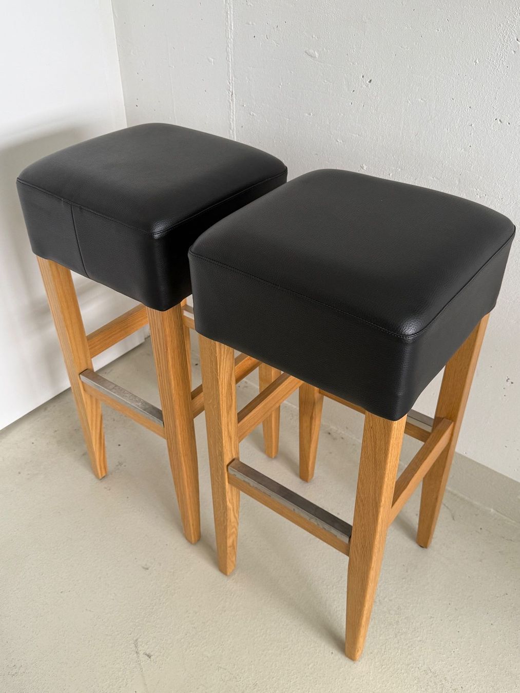 Sgabelli: Vega Holz Barhocker mit Kunstlederbezug – Usato da Volketswil venduto da Scoobi500 2