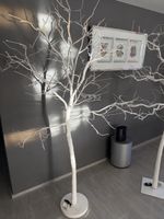 3 arbres blancs, 180cm et 1 arbre blanc 220cm avec leds 