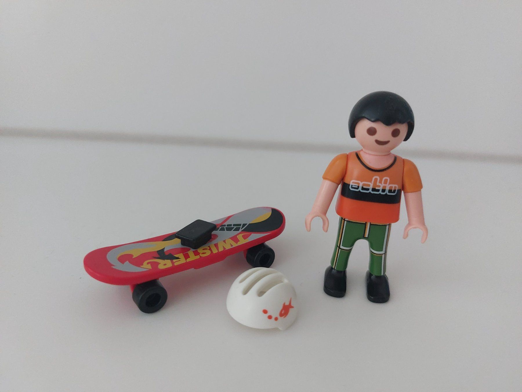 Playmobil Spielzeuge: PLAYMOBIL Figur Junge mit Skateboard – Gebraucht aus Balterswil von  2