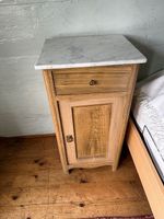 Nachttisch mit Marmorabdeckung