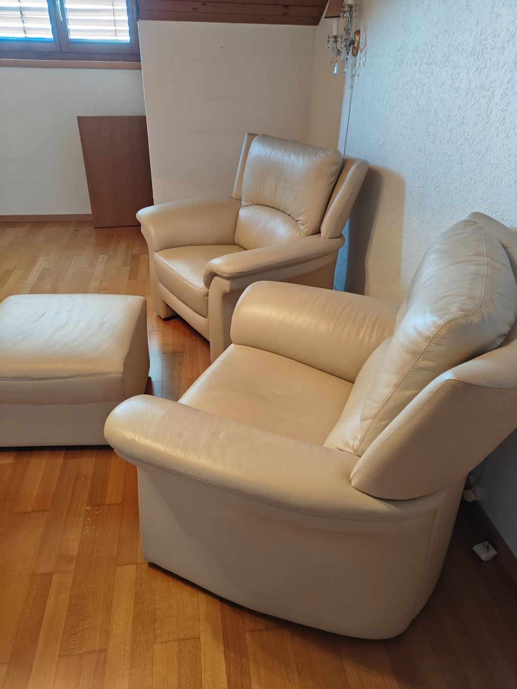 Poltrone: Ledersessel-Set beige - 2 Sessel + Ottoman - 1990er-2000er – Usato da Birr venduto da DisDas 2