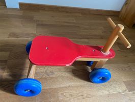 Rutschauto aus Holz rot mit blauen Rädern gebraucht