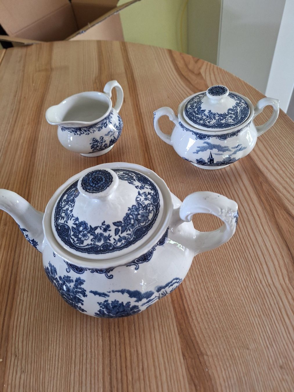 Set di piatti: Geschirr Old England, Royal Tudor Ware – Usato da Schwarzenegg venduto da bibione22