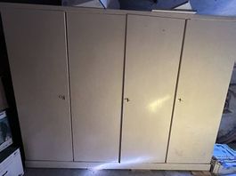Alter Vollholzschrank