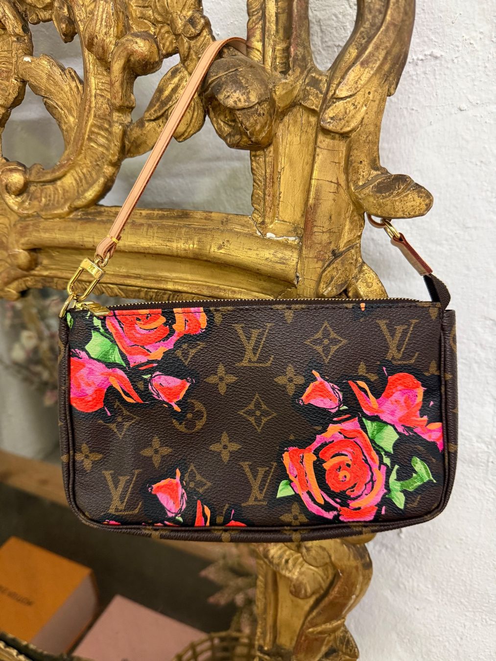 Louis Vuitton Sacs femmes: Louis Vuitton x Stephen Sprouse Pochette Monogram Roses – Neuf avec emballage d'origine à Arosa par Schatzkiste88