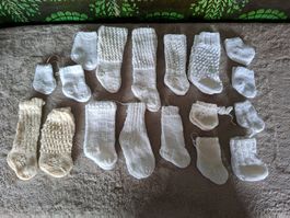 17 Paar herzige neue Puppensöckli, Handgestrickt, neu