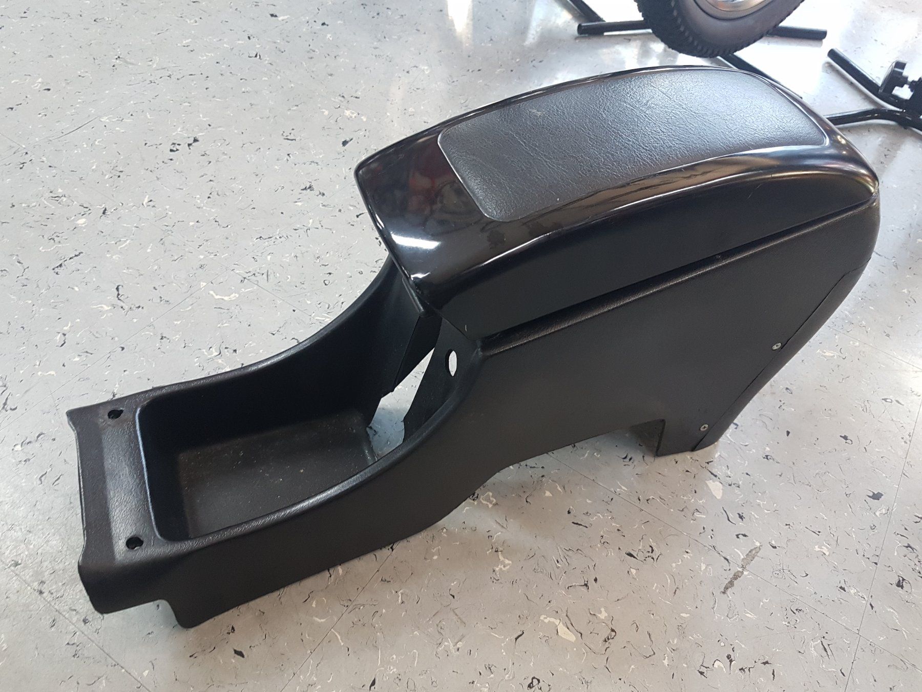 Tutti pezzi di ricambio auto: Auto Mittel Konsole Universal Armlehne – Usato da Oberägeri venduto da 455 1