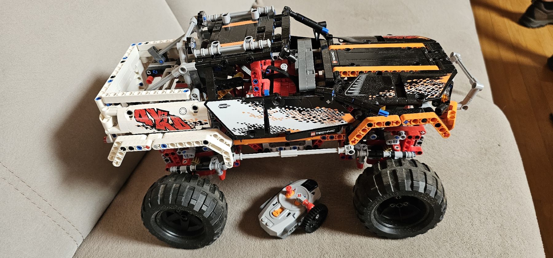 Lego Giocattoli: LEGO Technic gesteuertes Geländefahrzeug  – Usato da Ferden venduto da jemyce