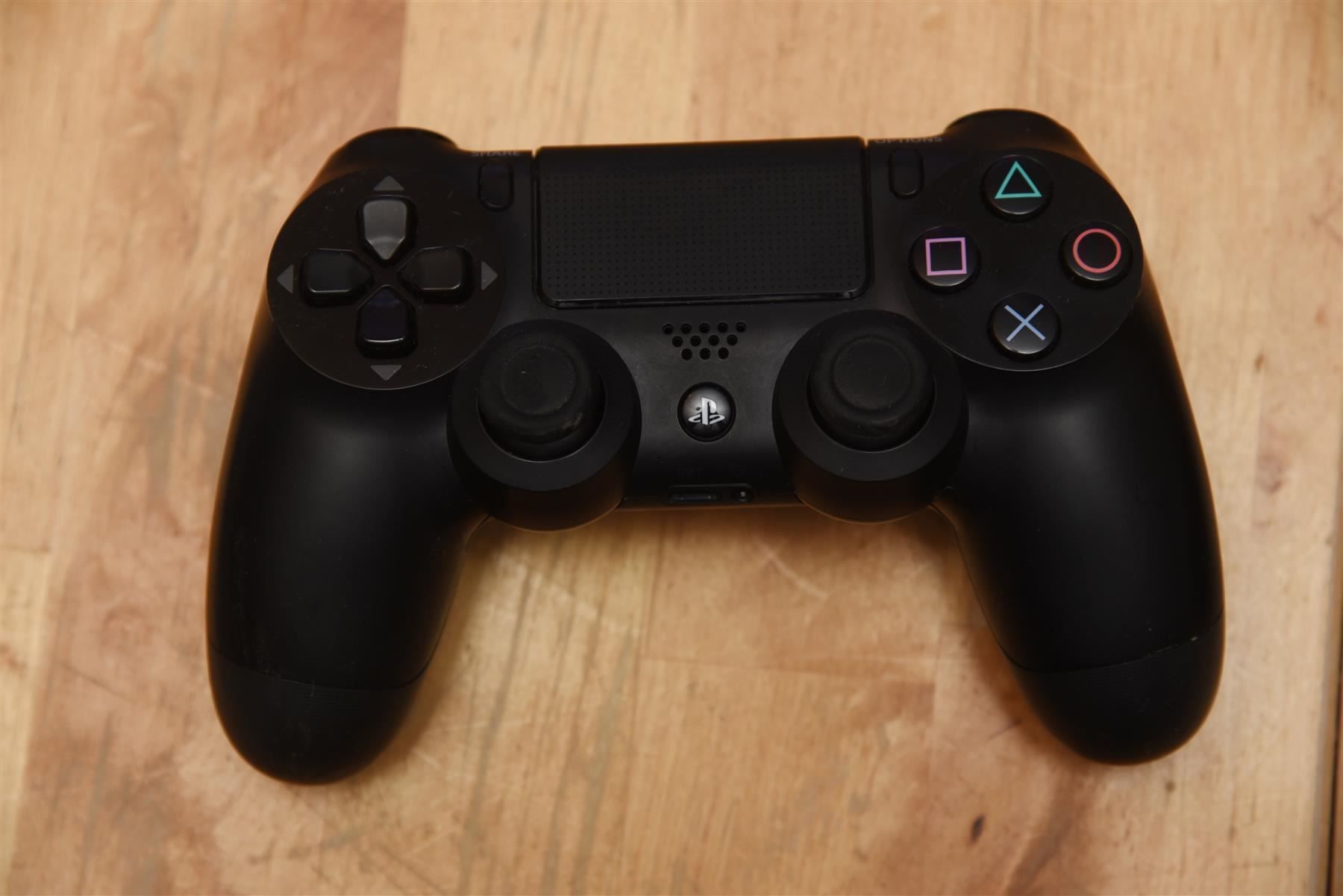 Sony Console: Playstation 4 Konsole mit 1 Game – Usato da Frenkendorf venduto da gelbeZinnie 1