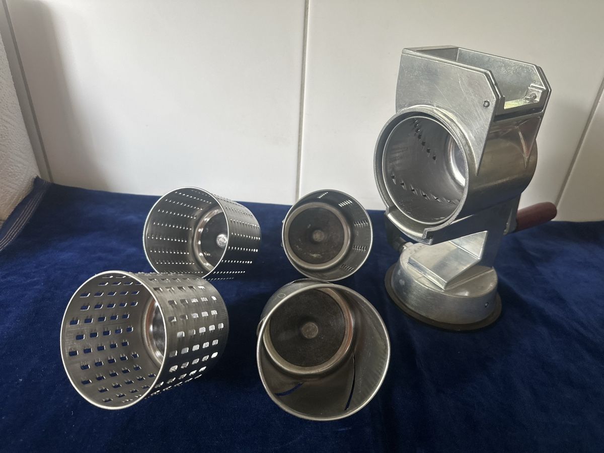 Zyliss Elettrodomestici da cucina: Zyliss Käsereibe mit 5 Einsätzen gebraucht – Usato da Zürich venduto da Chaeffeler 4