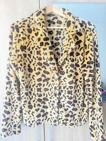 Veste douce à motif léopard, idéale pour l'hiver.