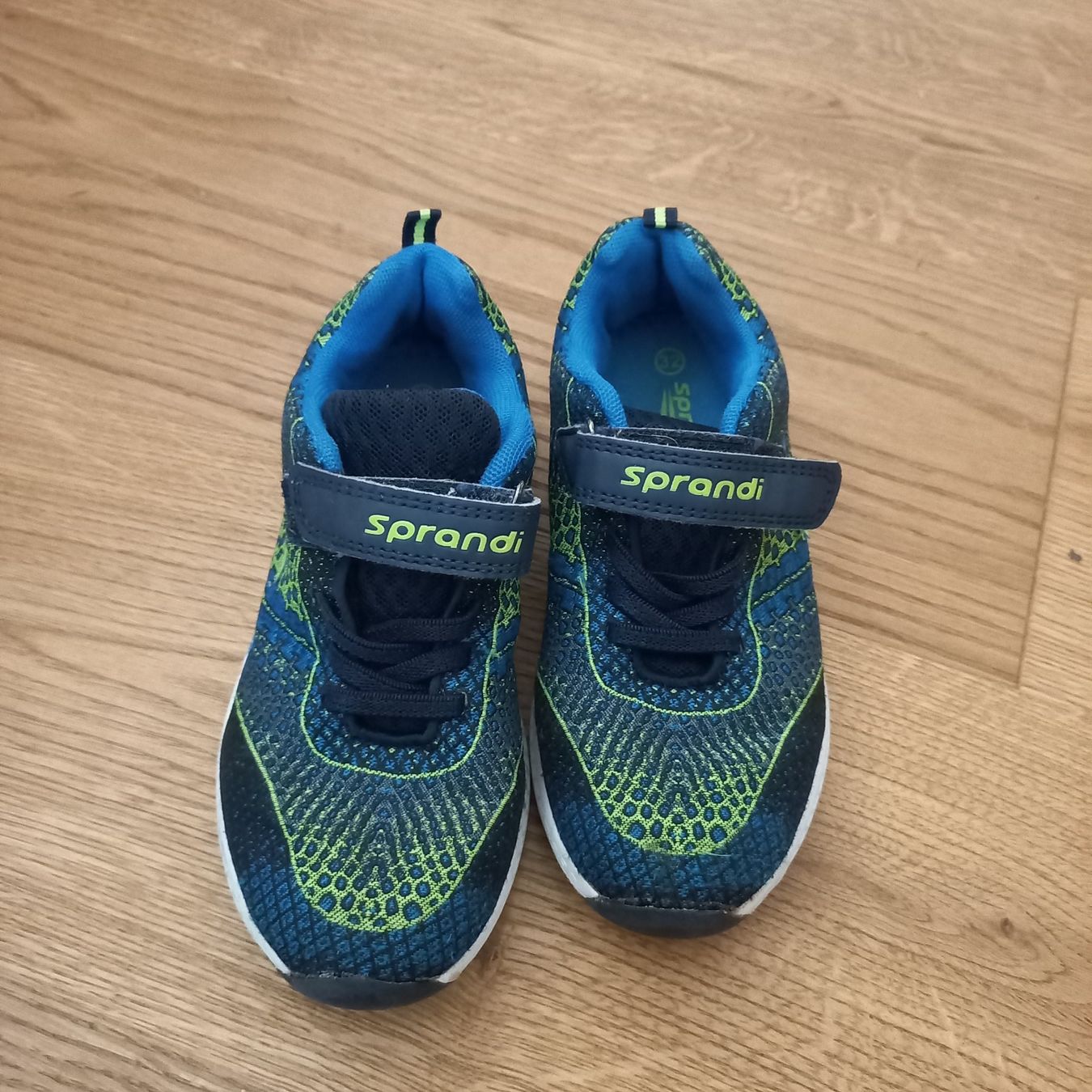 Scarpe per ragazzi: Stoffschuhe gr.32 – Usato da Bachenbülach venduto da enigmatic