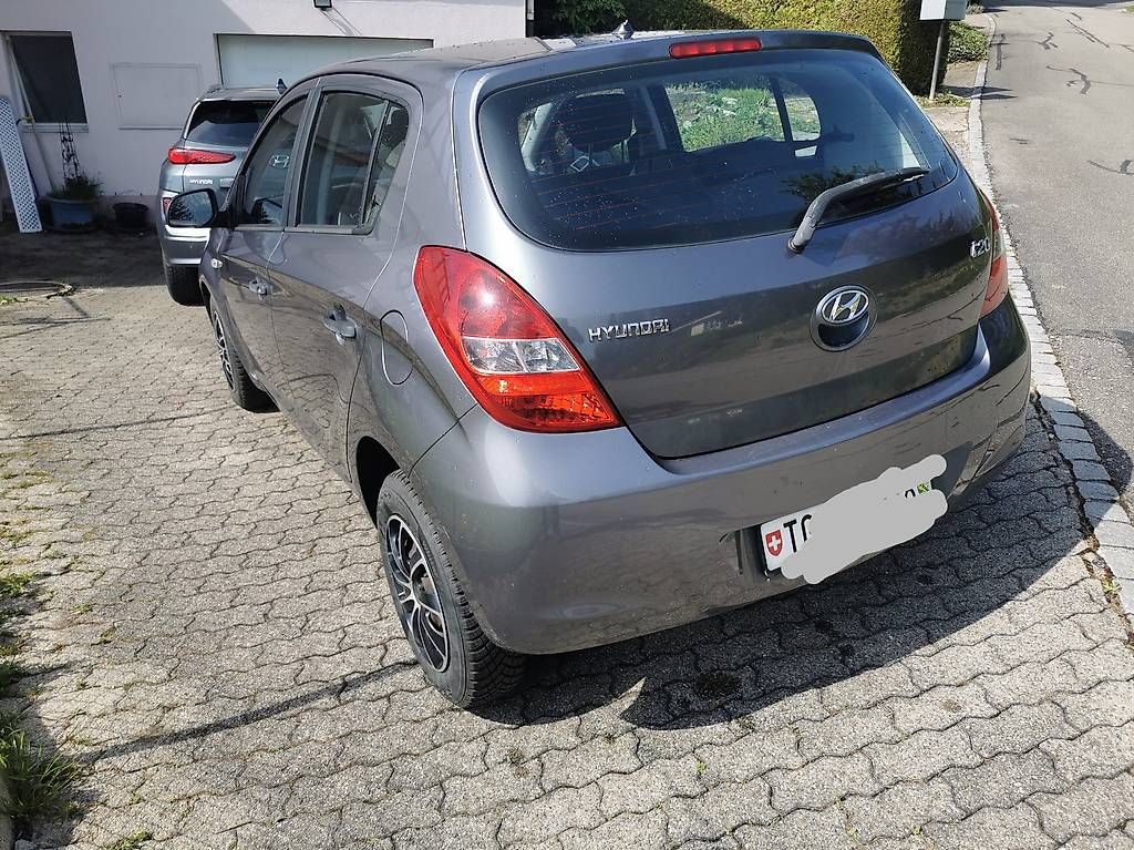 Autos: Hyundai i 20 Grau met. – Gebraucht aus Balterswil von Toyo2 2